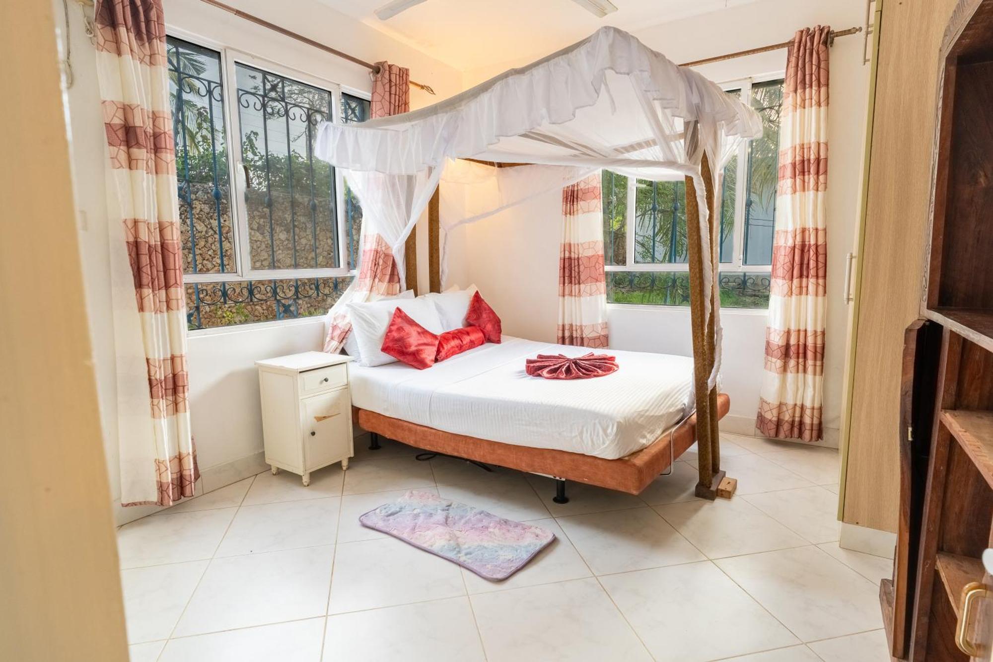 Queens Chateau Boutique Villa Playa de Diani Exterior foto